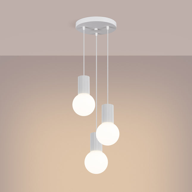 Suspension Halo 3P Blanche, luminaire 3 globes verre opalin et aluminium blanc mat, gros plan sur les globes en verre opalin