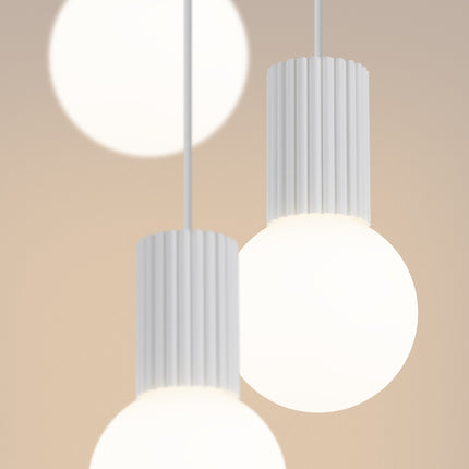 Suspension Halo 3P Blanche, luminaire 3 globes verre opalin et aluminium blanc mat, detail de la base en aluminium nervure