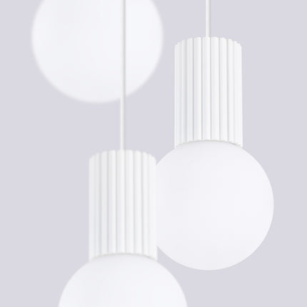Suspension Halo 3P Blanche, luminaire 3 globes verre opalin et aluminium blanc mat, vue de face suspendue