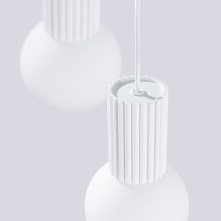 Suspension Halo 3P Blanche, luminaire 3 globes verre opalin et aluminium blanc mat, vue de trois quarts