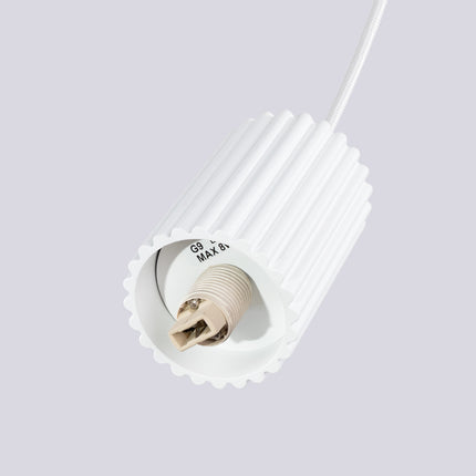 Suspension Halo 3P Blanche, luminaire 3 globes verre opalin et aluminium blanc mat, lumiere allumee en ambiance
