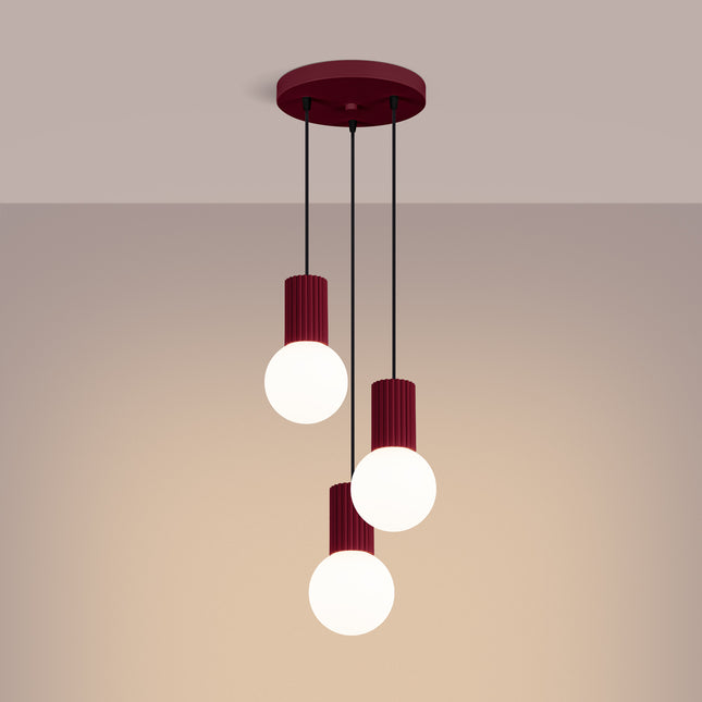 Suspension Halo 3P Bordeaux, luminaire 3 globes verre opalin et aluminium nervuré bordeaux, gros plan sur les globes en ve...