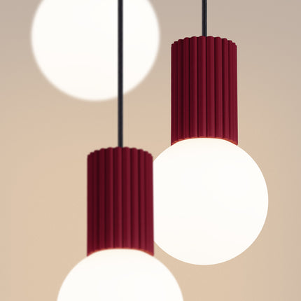 Suspension Halo 3P Bordeaux, luminaire 3 globes verre opalin et aluminium nervuré bordeaux, detail de la base en aluminium...
