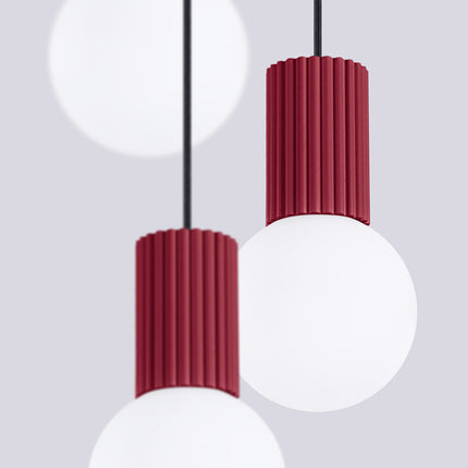 Suspension Halo 3P Bordeaux, luminaire 3 globes verre opalin et aluminium nervuré bordeaux, vue de face suspendue