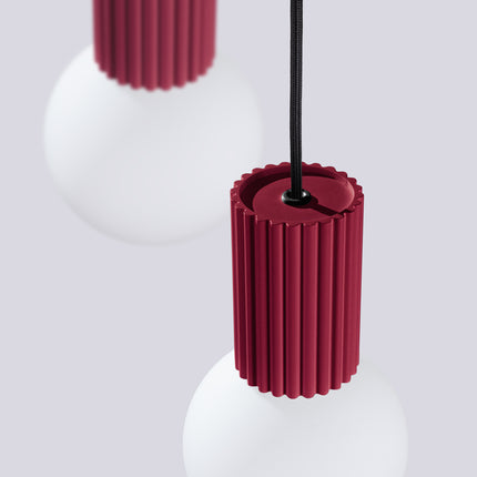 Suspension Halo 3P Bordeaux, luminaire 3 globes verre opalin et aluminium nervuré bordeaux, vue de trois quarts
