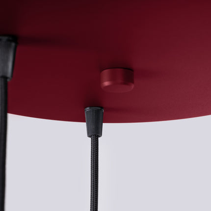 Suspension Halo 3P Bordeaux, luminaire 3 globes verre opalin et aluminium nervuré bordeaux, detail du cable et du plafonnier