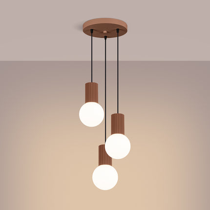 Suspension Halo 3P Moka, luminaire 3 globes verre opalin et aluminium moka nervuré, gros plan sur les globes en verre opalin