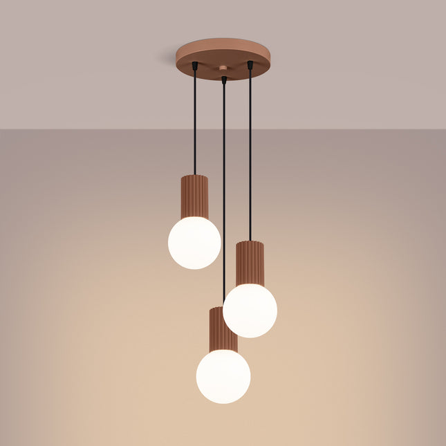 Suspension Halo 3P Moka, luminaire 3 globes verre opalin et aluminium moka nervuré, gros plan sur les globes en verre opalin