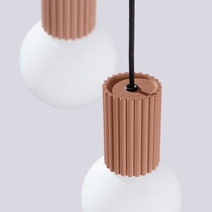 Suspension Halo 3P Moka, luminaire 3 globes verre opalin et aluminium moka nervuré, vue de trois quarts