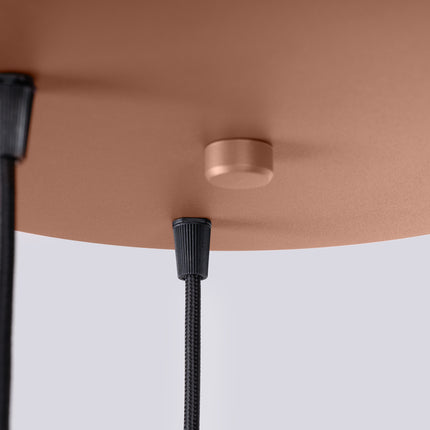 Suspension Halo 3P Moka, luminaire 3 globes verre opalin et aluminium moka nervuré, detail du cable et du plafonnier