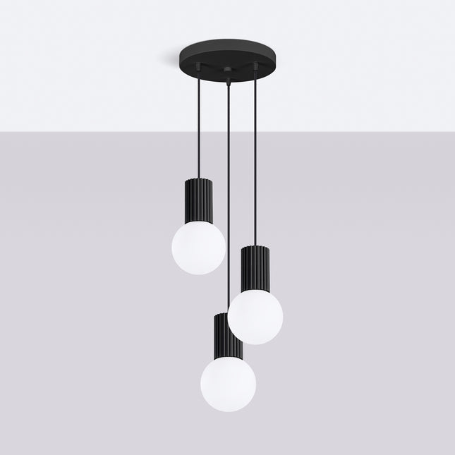 Suspension Halo 3P Noire, luminaire 3 globes verre opalin et aluminium noir mat nervuré, vue d'ensemble