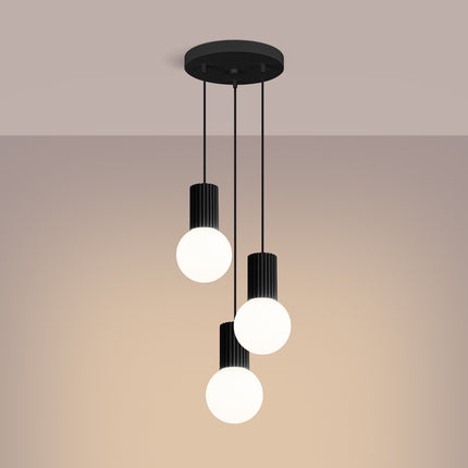 Suspension Halo 3P Noire, luminaire 3 globes verre opalin et aluminium noir mat nervuré, gros plan sur les globes en verre...