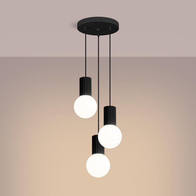 Suspension Halo 3P Noire, luminaire 3 globes verre opalin et aluminium noir mat nervuré, gros plan sur les globes en verre...