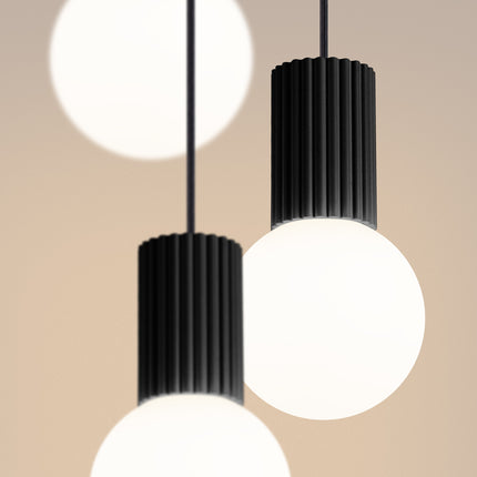 Suspension Halo 3P Noire, luminaire 3 globes verre opalin et aluminium noir mat nervuré, detail de la base en aluminium ne...