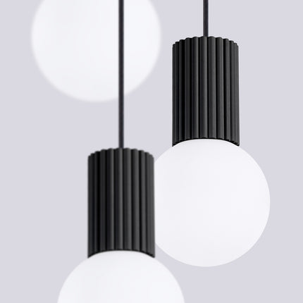 Suspension Halo 3P Noire, luminaire 3 globes verre opalin et aluminium noir mat nervuré, vue de face suspendue