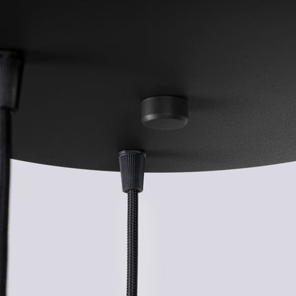 Suspension Halo 3P Noire, luminaire 3 globes verre opalin et aluminium noir mat nervuré, detail du cable et du plafonnier