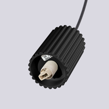 Suspension Halo 3P Noire, luminaire 3 globes verre opalin et aluminium noir mat nervuré, lumiere allumee en ambiance