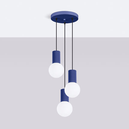 Suspension Halo 3P Outremer, luminaire 3 globes verre opalin et aluminium nervuré bleu outremer, vue d'ensemble