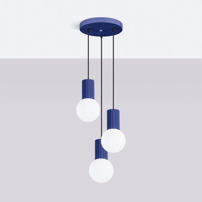 Suspension Halo 3P Outremer, luminaire 3 globes verre opalin et aluminium nervuré bleu outremer, vue d'ensemble