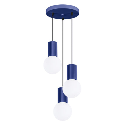 Suspension Halo 3P Outremer, luminaire 3 globes verre opalin et aluminium nervuré bleu outremer, packshot studio fond blanc