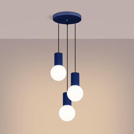 Suspension Halo 3P Outremer, luminaire 3 globes verre opalin et aluminium nervuré bleu outremer, gros plan sur les globes ...