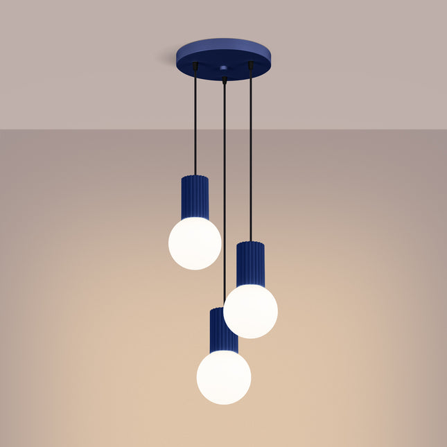Suspension Halo 3P Outremer, luminaire 3 globes verre opalin et aluminium nervuré bleu outremer, gros plan sur les globes ...