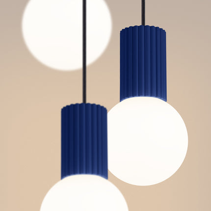 Suspension Halo 3P Outremer, luminaire 3 globes verre opalin et aluminium nervuré bleu outremer, detail de la base en alum...