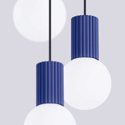Suspension Halo 3P Outremer, luminaire 3 globes verre opalin et aluminium nervuré bleu outremer, vue de face suspendue