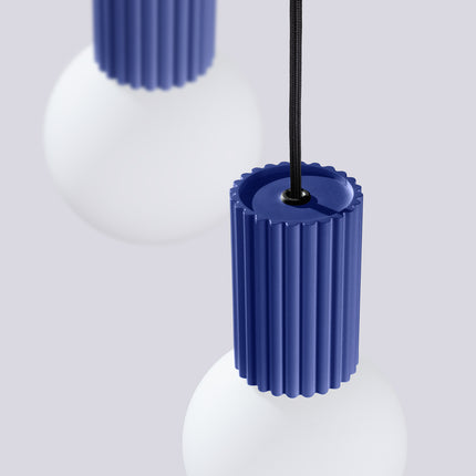 Suspension Halo 3P Outremer, luminaire 3 globes verre opalin et aluminium nervuré bleu outremer, vue de trois quarts