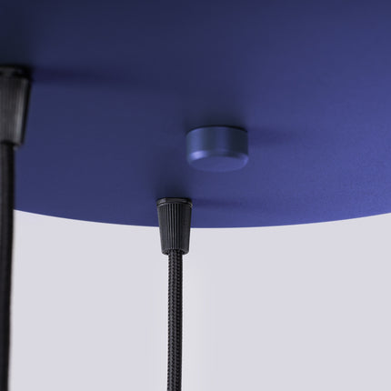 Suspension Halo 3P Outremer, luminaire 3 globes verre opalin et aluminium nervuré bleu outremer, detail du cable et du pla...