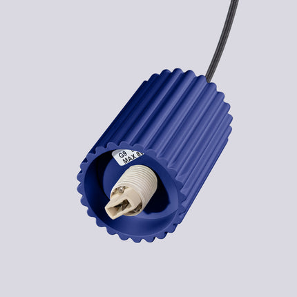 Suspension Halo 3P Outremer, luminaire 3 globes verre opalin et aluminium nervuré bleu outremer, lumiere allumee en ambiance
