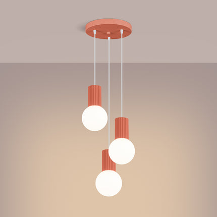 Suspension Halo 3P Pêche, luminaire 3 globes verre opalin et aluminium nervuré pêche, gros plan sur les globes en verre op...