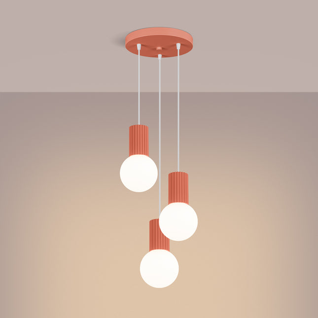 Suspension Halo 3P Pêche, luminaire 3 globes verre opalin et aluminium nervuré pêche, gros plan sur les globes en verre op...