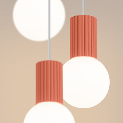 Suspension Halo 3P Pêche, luminaire 3 globes verre opalin et aluminium nervuré pêche, detail de la base en aluminium nervure