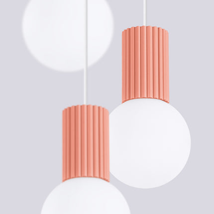 Suspension Halo 3P Pêche, luminaire 3 globes verre opalin et aluminium nervuré pêche, vue de face suspendue