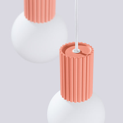 Suspension Halo 3P Pêche, luminaire 3 globes verre opalin et aluminium nervuré pêche, vue de trois quarts