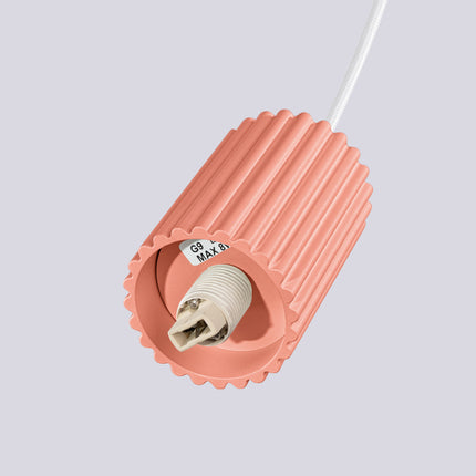 Suspension Halo 3P Pêche, luminaire 3 globes verre opalin et aluminium nervuré pêche, lumiere allumee en ambiance