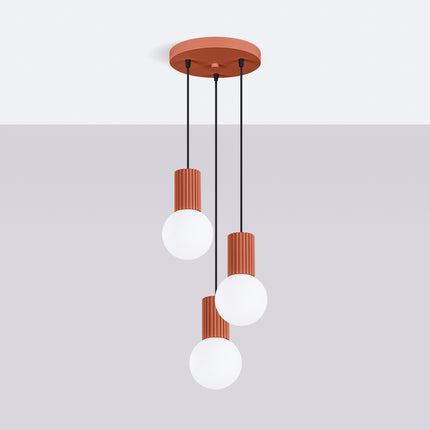 Suspension Halo 3P Rouge Ocre, luminaire 3 globes verre opalin et aluminium nervuré rouge ocre, vue d'ensemble