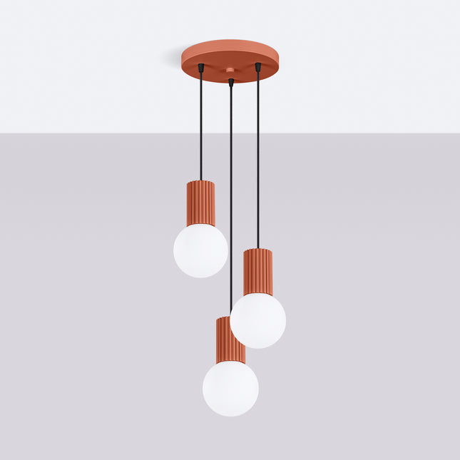 Suspension Halo 3P Rouge Ocre, luminaire 3 globes verre opalin et aluminium nervuré rouge ocre, vue d'ensemble