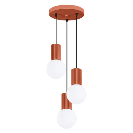 Suspension Halo 3P Rouge Ocre, luminaire 3 globes verre opalin et aluminium nervuré rouge ocre, packshot studio fond blanc