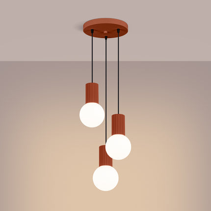 Suspension Halo 3P Rouge Ocre, luminaire 3 globes verre opalin et aluminium nervuré rouge ocre, gros plan sur les globes e...
