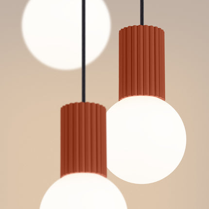 Suspension Halo 3P Rouge Ocre, luminaire 3 globes verre opalin et aluminium nervuré rouge ocre, detail de la base en alumi...