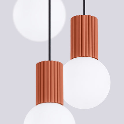 Suspension Halo 3P Rouge Ocre, luminaire 3 globes verre opalin et aluminium nervuré rouge ocre, vue de face suspendue