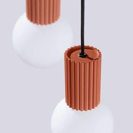 Suspension Halo 3P Rouge Ocre, luminaire 3 globes verre opalin et aluminium nervuré rouge ocre, vue de trois quarts