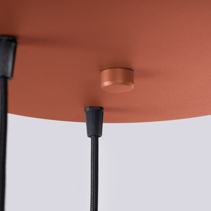 Suspension Halo 3P Rouge Ocre, luminaire 3 globes verre opalin et aluminium nervuré rouge ocre, detail du cable et du plaf...
