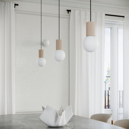 Suspension Halo 3P Taupe, luminaire 3 globes verre opalin et aluminium taupe nervuré, photo d'ambiance en salon