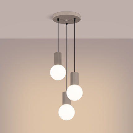 Suspension Halo 3P Taupe, luminaire 3 globes verre opalin et aluminium taupe nervuré, gros plan sur les globes en verre op...