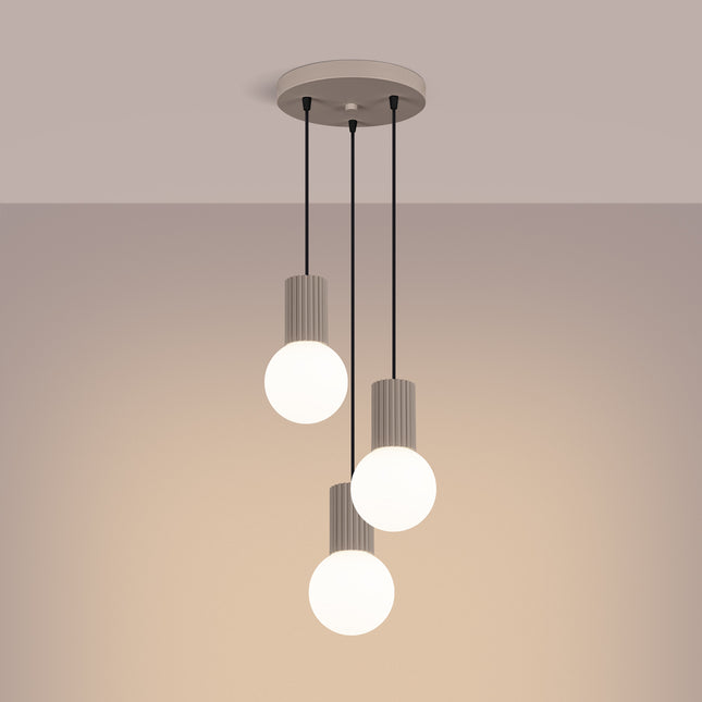 Suspension Halo 3P Taupe, luminaire 3 globes verre opalin et aluminium taupe nervuré, gros plan sur les globes en verre op...