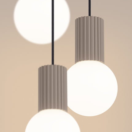 Suspension Halo 3P Taupe, luminaire 3 globes verre opalin et aluminium taupe nervuré, detail de la base en aluminium nervure