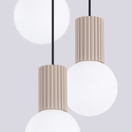 Suspension Halo 3P Taupe, luminaire 3 globes verre opalin et aluminium taupe nervuré, vue de face suspendue